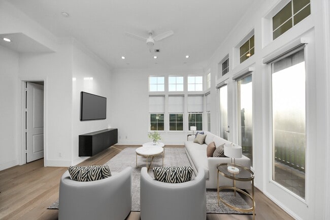 Building Photo - 4005 Woodshire Vlg Ests