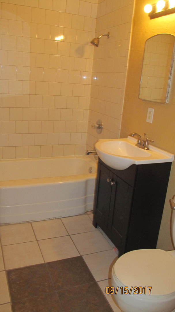 Building Photo - 2 bedroom/1 bathroom - Centrally Located i...