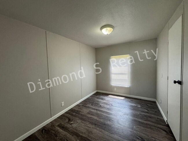 Building Photo - Nice & Clean Mobile Home for Lease!