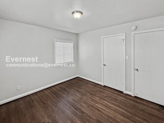 Building Photo - 3 Bed/1 Bath Home with Carport / Pet-Friendly / Available Now!