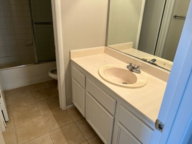Building Photo - 3 Bedroom located in Gated Community!!