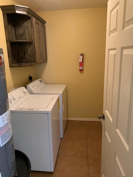 Building Photo - 2021 Bahamas Dr