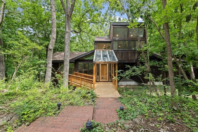 Building Photo - 1424 Bradford Dr