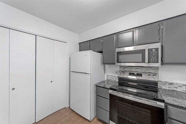 Building Photo - 6738 Eastridge Dr