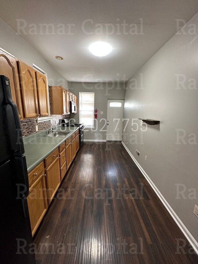 Building Photo - Spacious 3BR Row House with 1.5 bathroom, ...