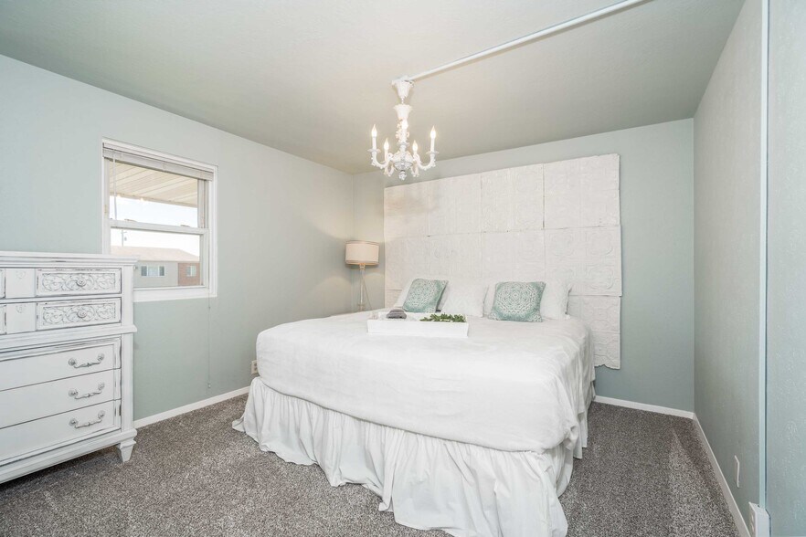 Bed 2 - King - 1304 E Sylvan Cir