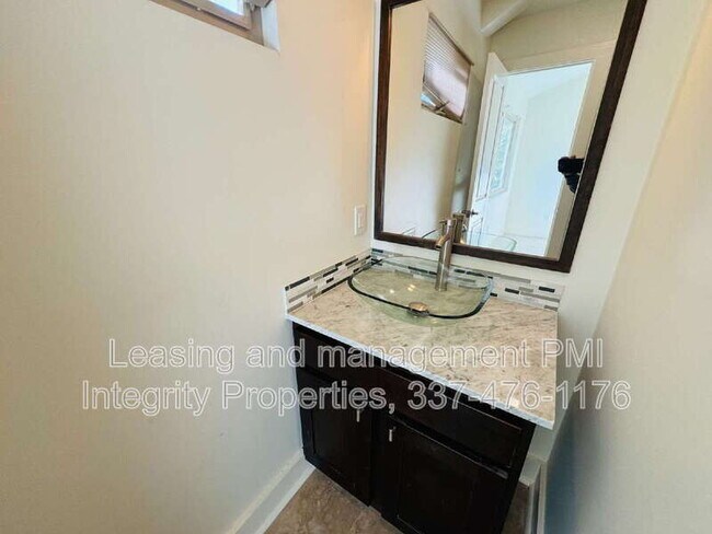 Building Photo - 113 Bayou St