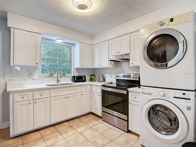 Building Photo - 222 Southeast Jefferson Cir N