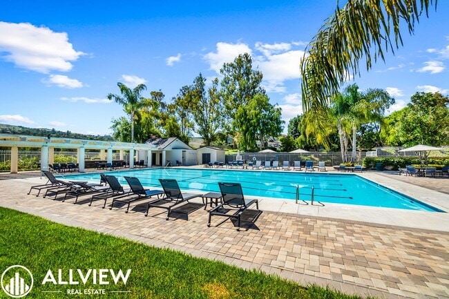 Building Photo - Rare 5 bed/3 bath home located in the high...