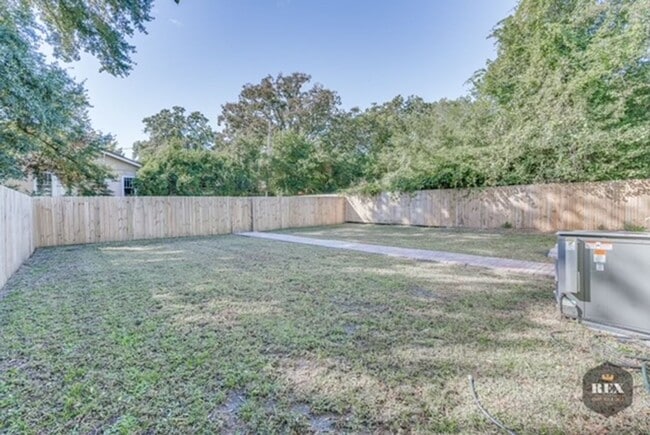 Building Photo - Central Location, Hardwood Floors, Recently Updated