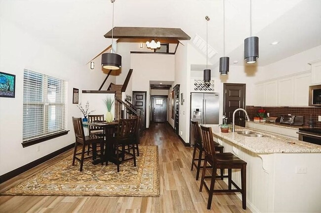 Building Photo - Stylish Bentonville Home (Community Amenities!)