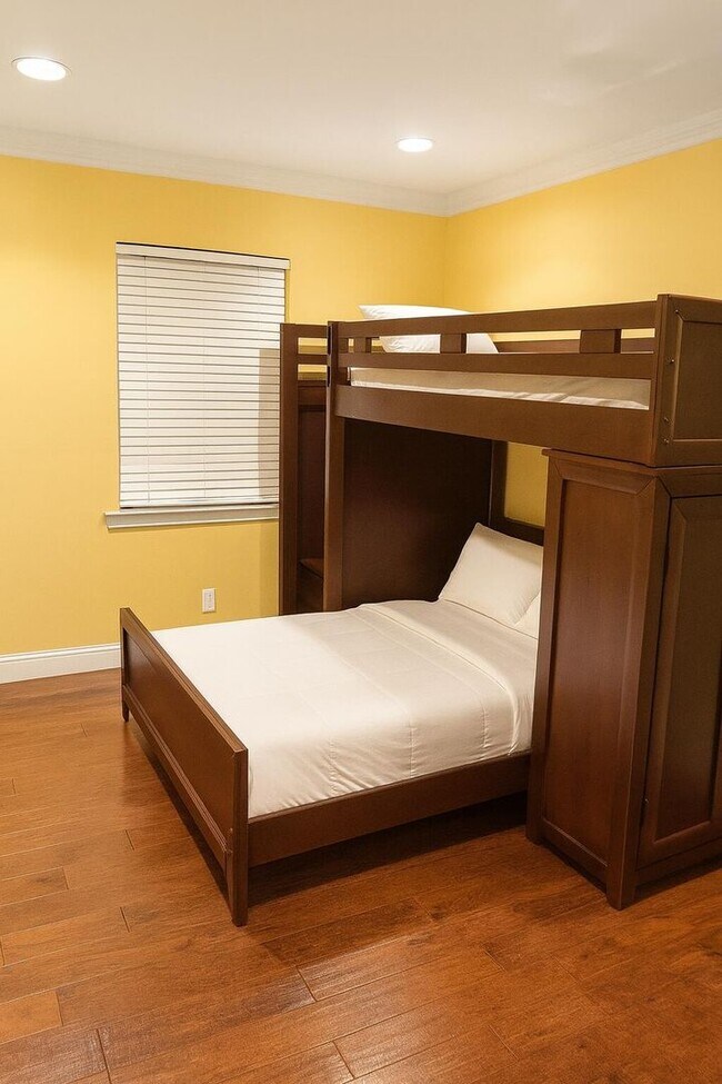 Building Photo - 810 Bamboo Ln