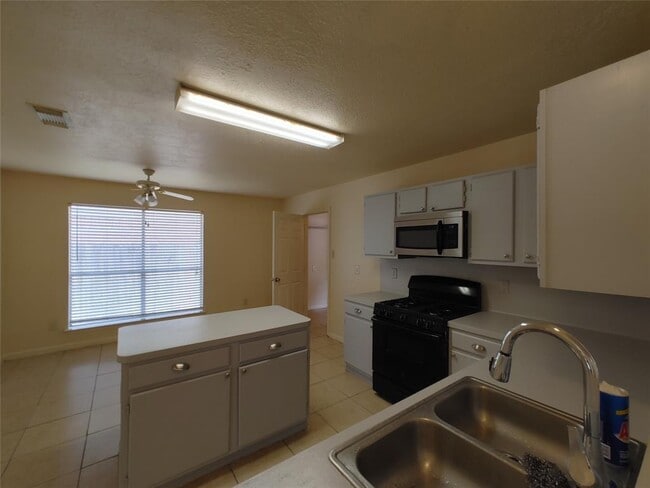 Building Photo - 28811 Sedgefield St