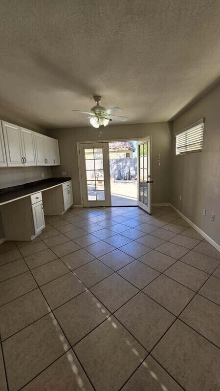 Building Photo - 711 S Roca St