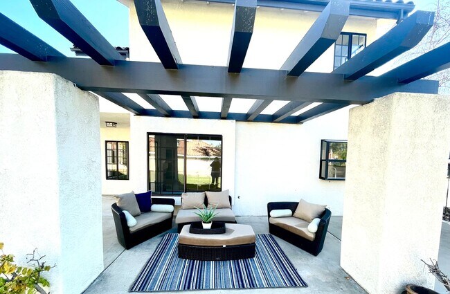 Building Photo - Prestigious Elkhorn Estates Home