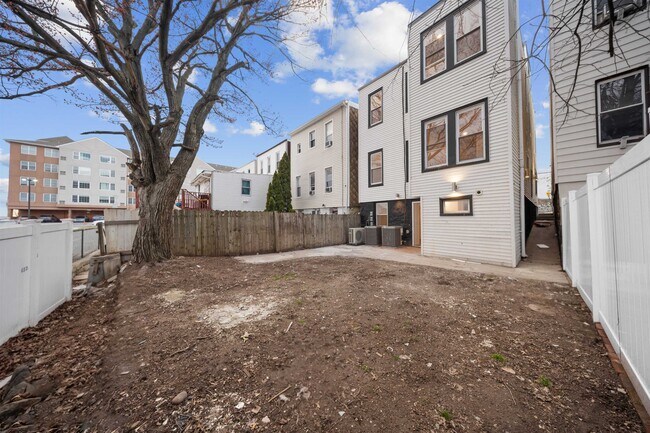 Building Photo - 1111 53rd St