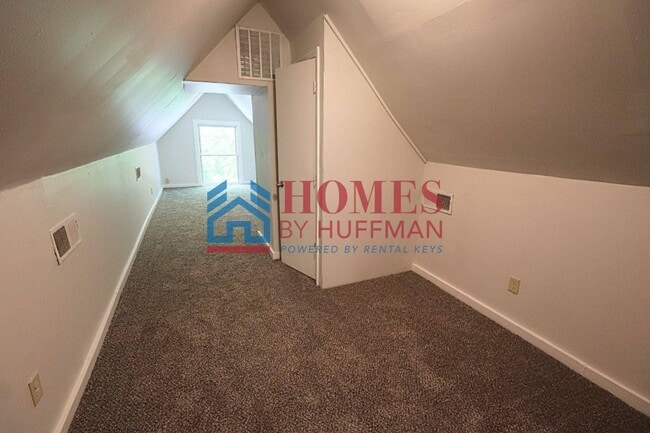 Building Photo - Three Bedroom House