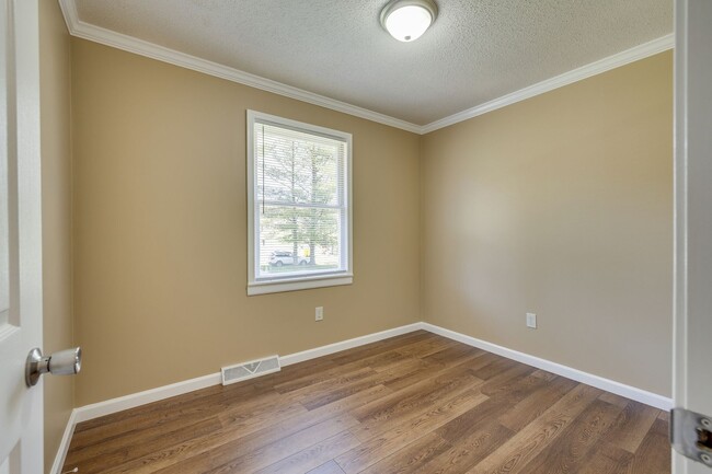 Building Photo - 4br/ 2 ba private home in Bristol TN
