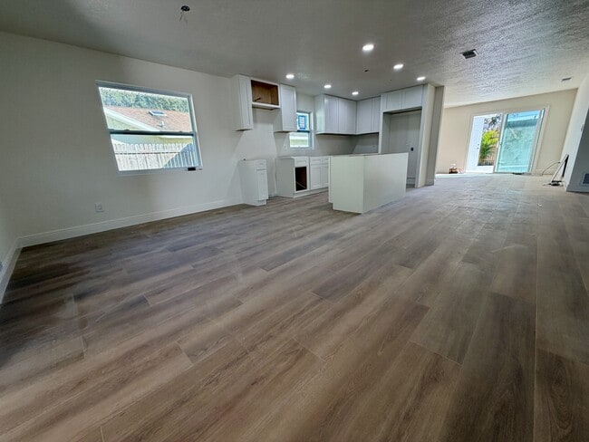 Building Photo - 725 Merrimac Dr