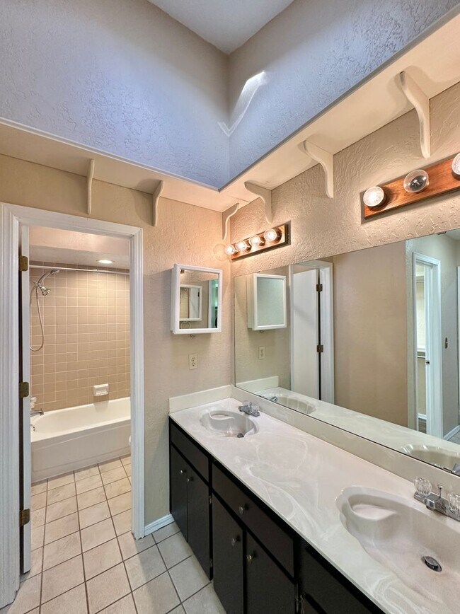 Building Photo - New flooring and paint!