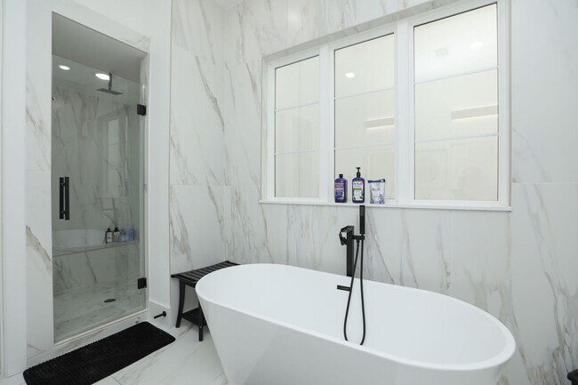 Building Photo - For Lease | 3 Bed, 3.5 Bath | 2,610 Sq Ft | Westheimer Estates |