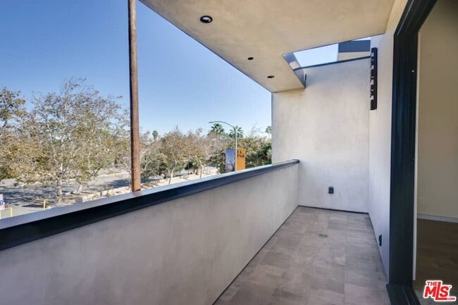Building Photo - 456 S Venice Blvd
