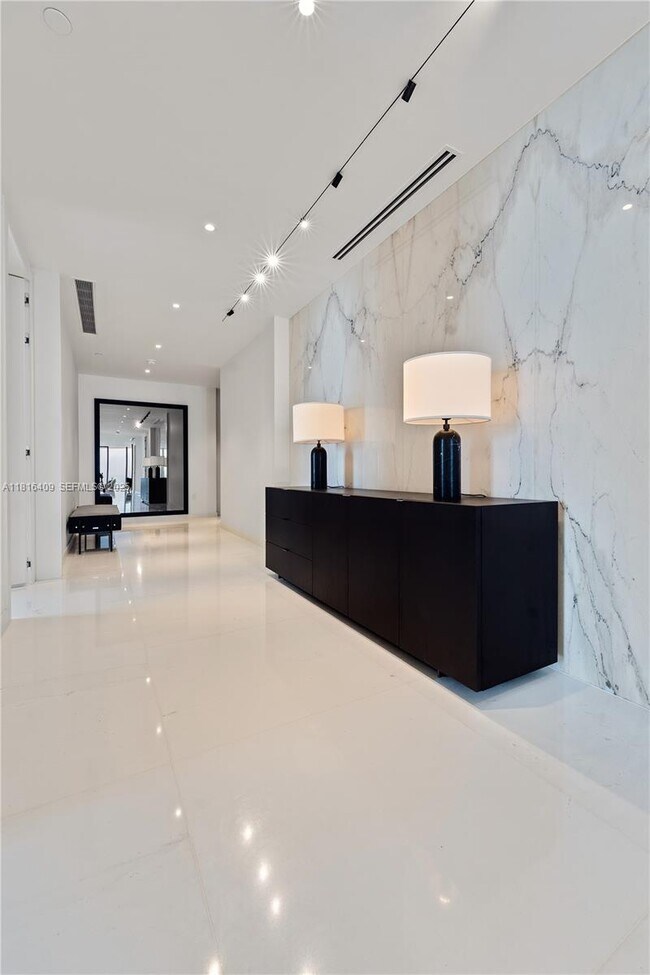 Building Photo - 300 Biscayne Blvd Way