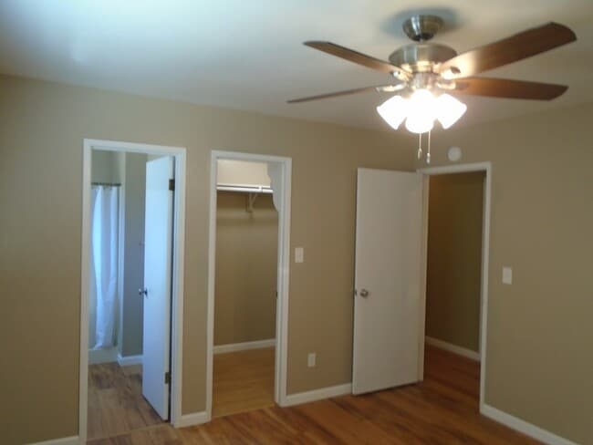 Building Photo - 3 BED 2 BATH HOUSE WITH FENCED BACKYARD IN SHASTA LAKE