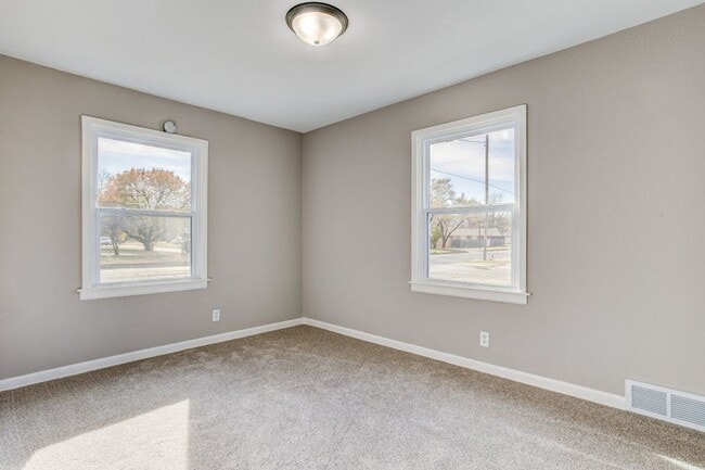 Building Photo - 828 S Apache Dr