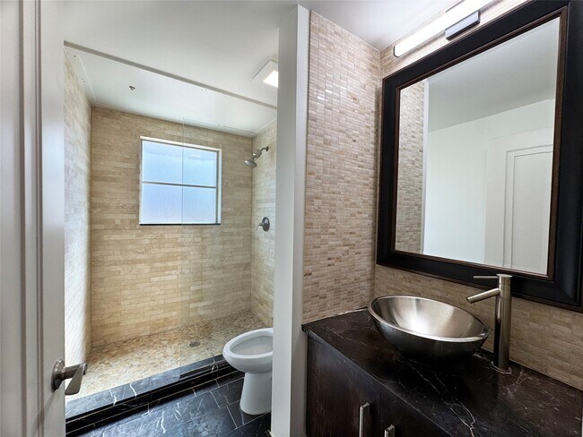 Building Photo - 1509 Holman St