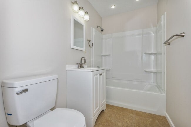 Building Photo - 2 Bedroom Duplex with Basement