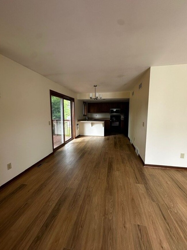 Building Photo - 3 bed/2 bath West Side Townhome