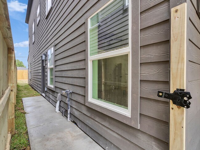 Building Photo - 8409 Mahalia Dr