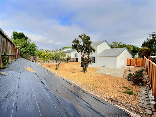 Building Photo - 4 BD/2 BA Home with Spacious Backyard and ...