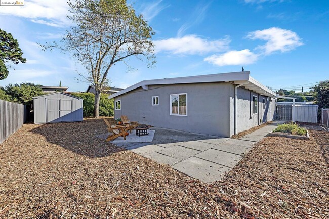 Building Photo - 2559 Rebecca Dr