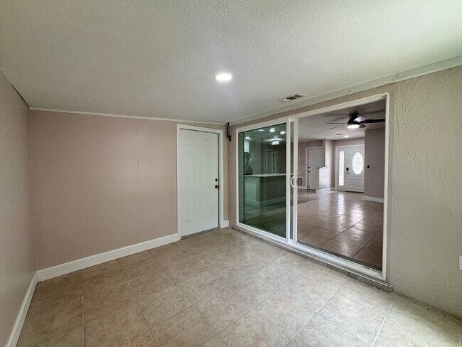 Building Photo - Fully Renovated Palm Harbor Home