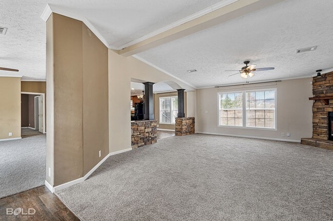 Building Photo - Beautiful 4 Bed 2 Bath!