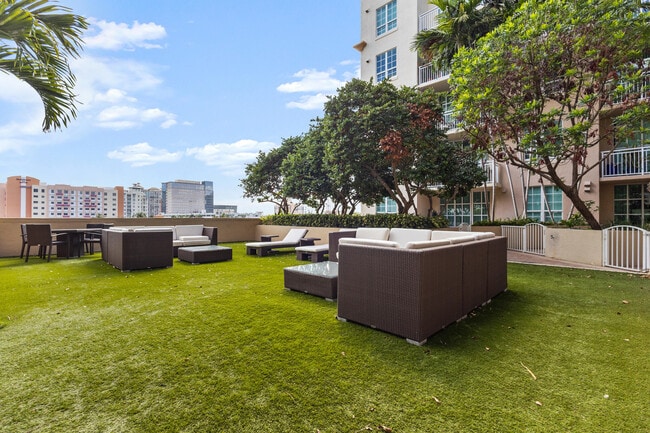 Building Photo - 410 Evernia St