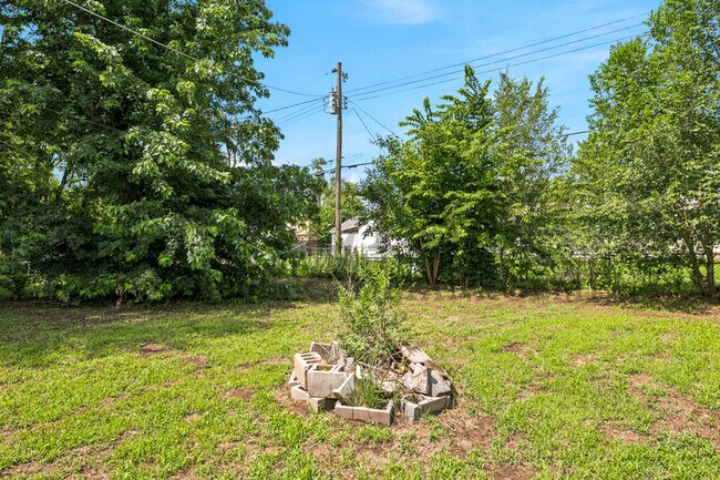 Building Photo - 4421 S Oak Ave
