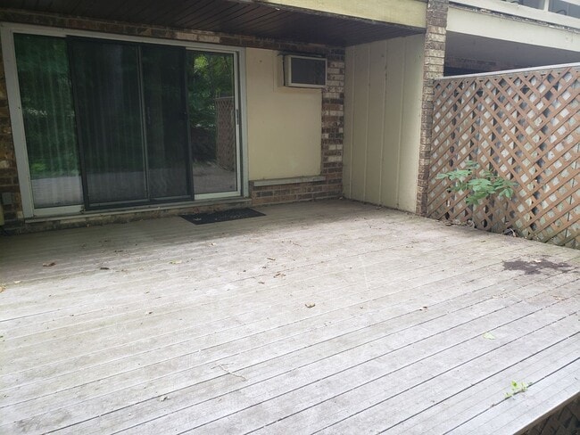 Building Photo - Comfortable 2-Bedroom Condo Near Lake Minnetonka – Private Deck & Resort-Style Amenities