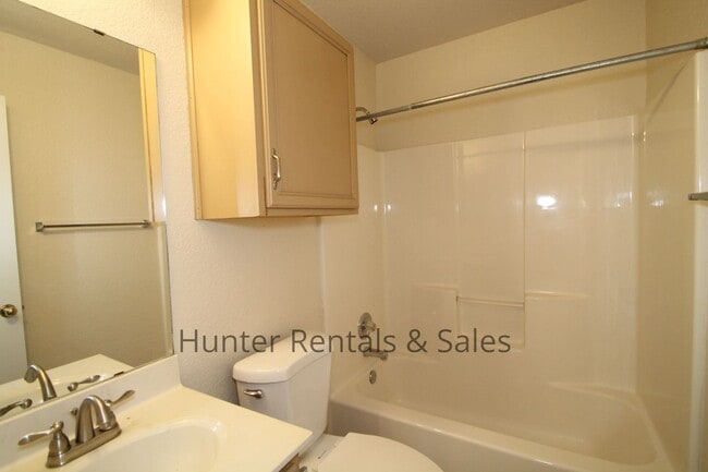 Building Photo - Comfortable 3-Bedroom Home in the Stratfor...