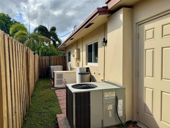 Building Photo - 1780 NW 39th Pl