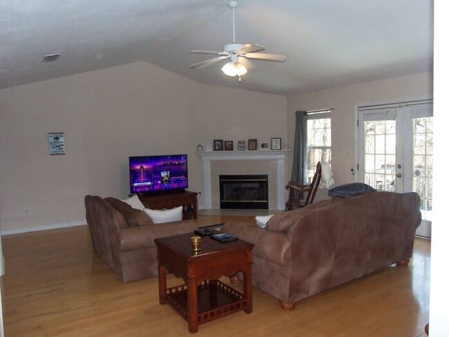 Building Photo - 3bedrooms 2baths 2 car garage in Centervil...