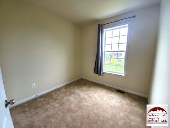 Building Photo - Beautiful Luxury Townhome Near Everything!