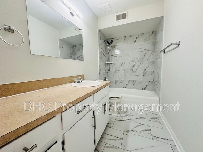 Building Photo - 1235 Kings Mountain Ct