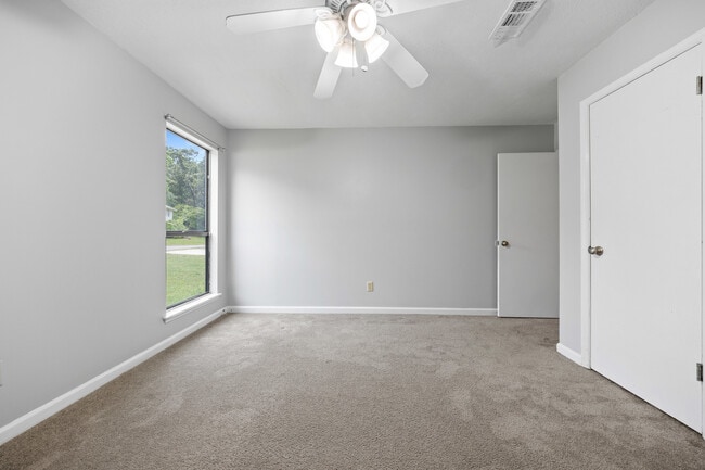Building Photo - 210 Hillbrook Dr