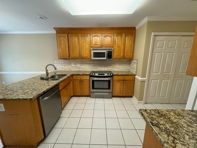 Building Photo - AVAILABLE TO SHOW!!!