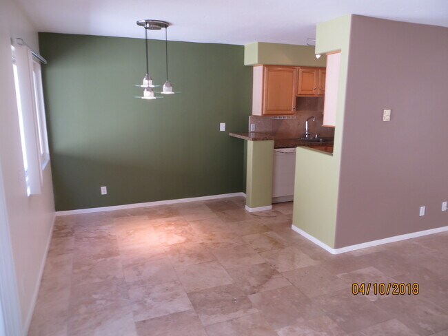 Building Photo - Delightful One Bedroom Condo in Pacific Beach