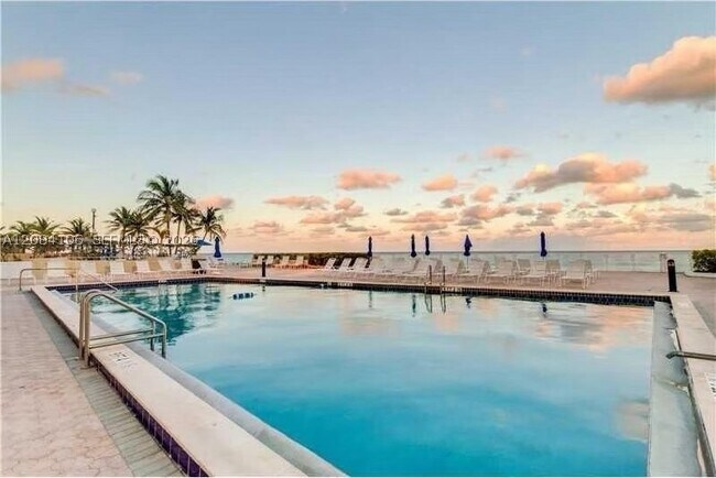 Building Photo - 3140 S Ocean Dr