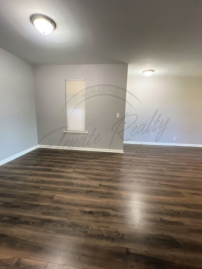 Building Photo - Bright and Airy Second-Floor Apartment with Upgrades and Pet Friendly!